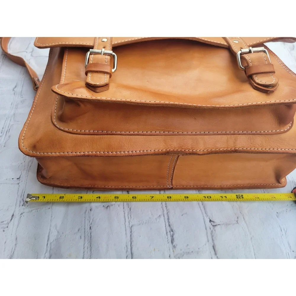 100% Leather messenger bag, stylish, functional, modern, classy, preppy, mod,